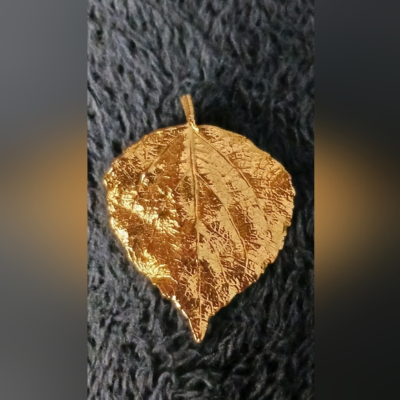 Vintage Gold Tone Leaf Pendant - Picture 2 of 5